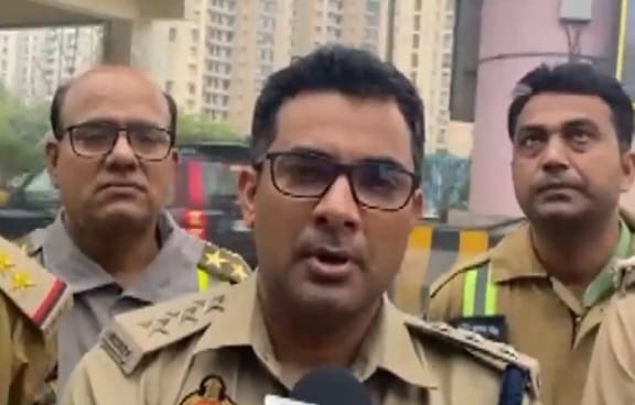 नोएडा में भीषण आग! विशाल मेगा मार्ट में लगी आग, 3 घंटे बाद पाया काबू