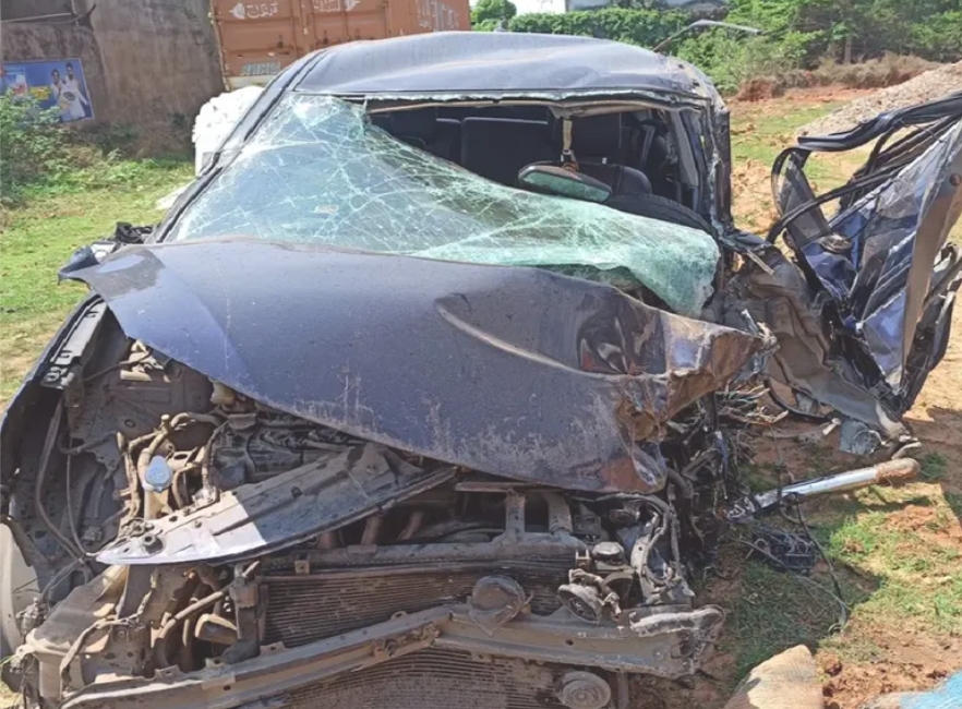 NH-18 पर भीषण हादसा: टैंकर से टकराई कार, युवक की हालत गंभीर—पूरी खबर पढ़ें!