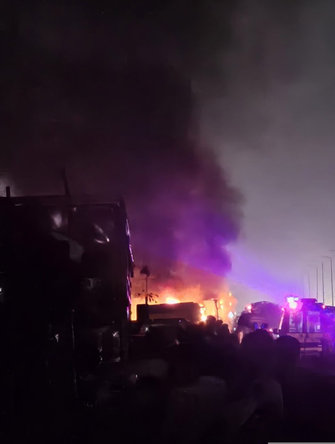 मोतीचूर फ्लाईओवर पर भीषण हादसा! बस समेत कई वाहन जले, एक की मौत