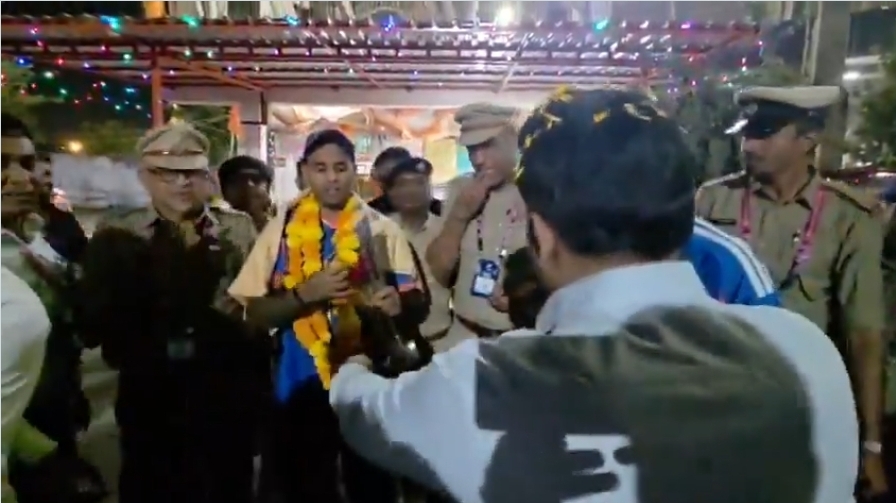 टी20 वर्ल्ड कप जीत के बाद हनुमान मंदिर पहुंचे कप्तान सूर्यकुमार, ट्रॉफी के साथ किया दर्शन