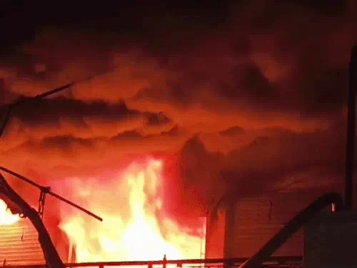 बाड़मेर में भीषण आग! शोरूम समेत चार दुकानें जलकर खाक, जानें पूरी घटना