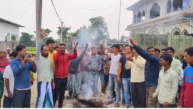 वोटर लिस्ट विवाद में बवाल! नाम हटने पर लोगों ने जलाए टायर, क्या होगा अब?