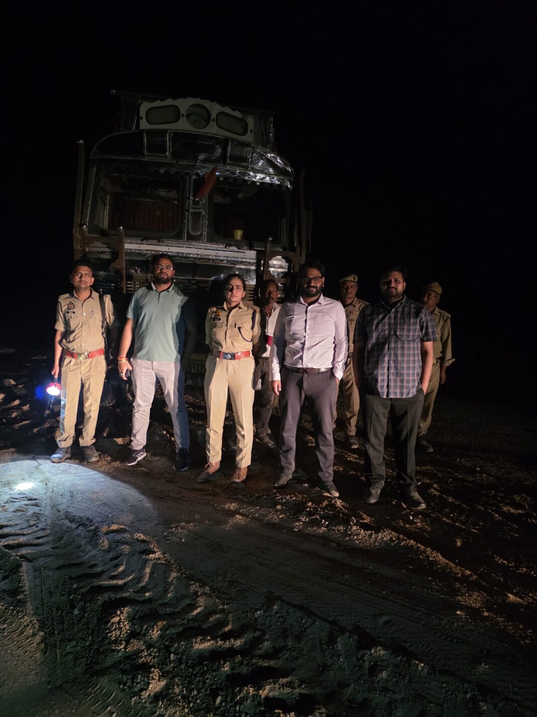 बांदा में बड़ी कार्रवाई! आधी रात छापेमारी में 23 ओवरलोड वाहन जब्त, अवैध खनन पर शिकंजा