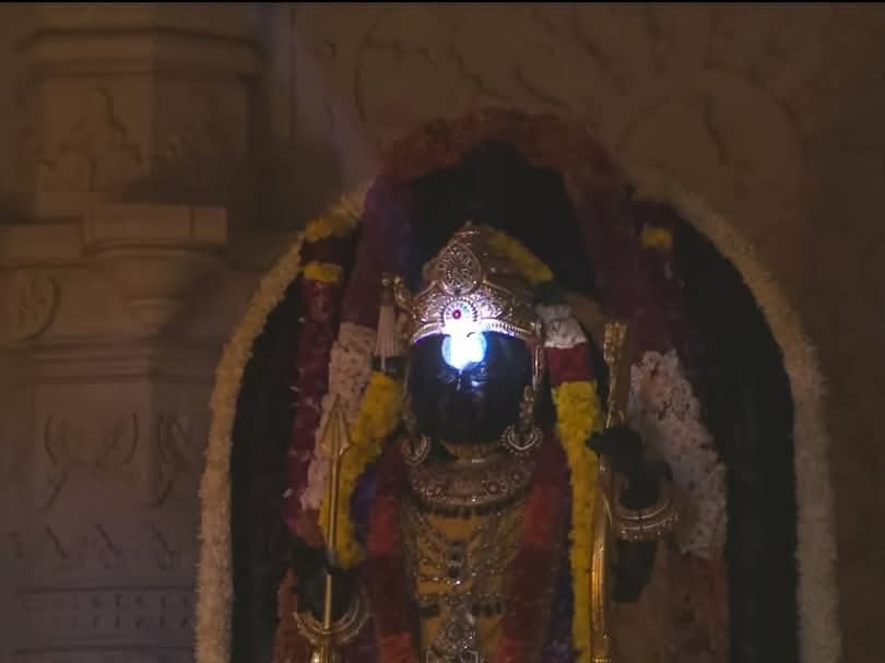 अयोध्या में अद्भुत दृश्य: सूर्य की किरणों से हुआ रामलला का मस्तकाभिषेक—देखें पूरा उत्सव!