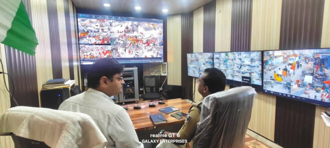 रामनवमी पर कड़ी निगरानी! कंट्रोल रूम से DM-SP ने रखी हर गतिविधि पर नजर