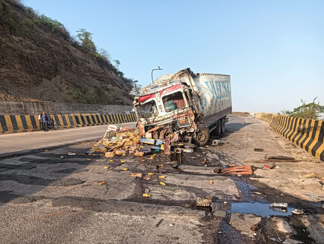ब्रेक फेल से मीरजापुर में भीषण हादसा! कंटेनर की टक्कर से दो की मौत, कई घायल