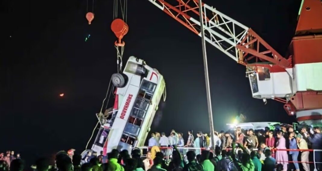 पद्मा नदी बस हादसा: मौत का आंकड़ा 26 पहुंचा! जानें कैसे हुआ बड़ा हादसा
