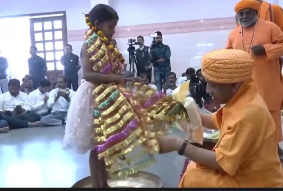 गोरखनाथ मंदिर में CM योगी का कन्या पूजन: चरण पखारकर लिया आशीर्वाद, जानें पूरी खबर!