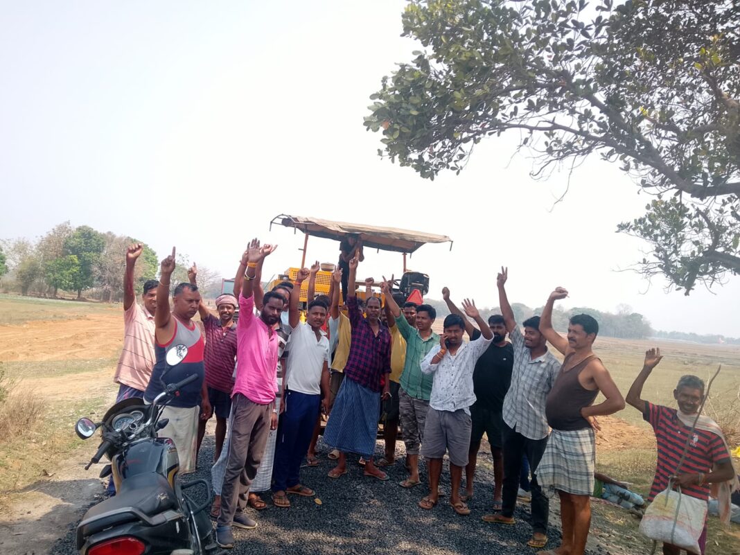 खूंटी में घटिया सड़क निर्माण पर ग्रामीणों का विरोध, काम रुकवाया