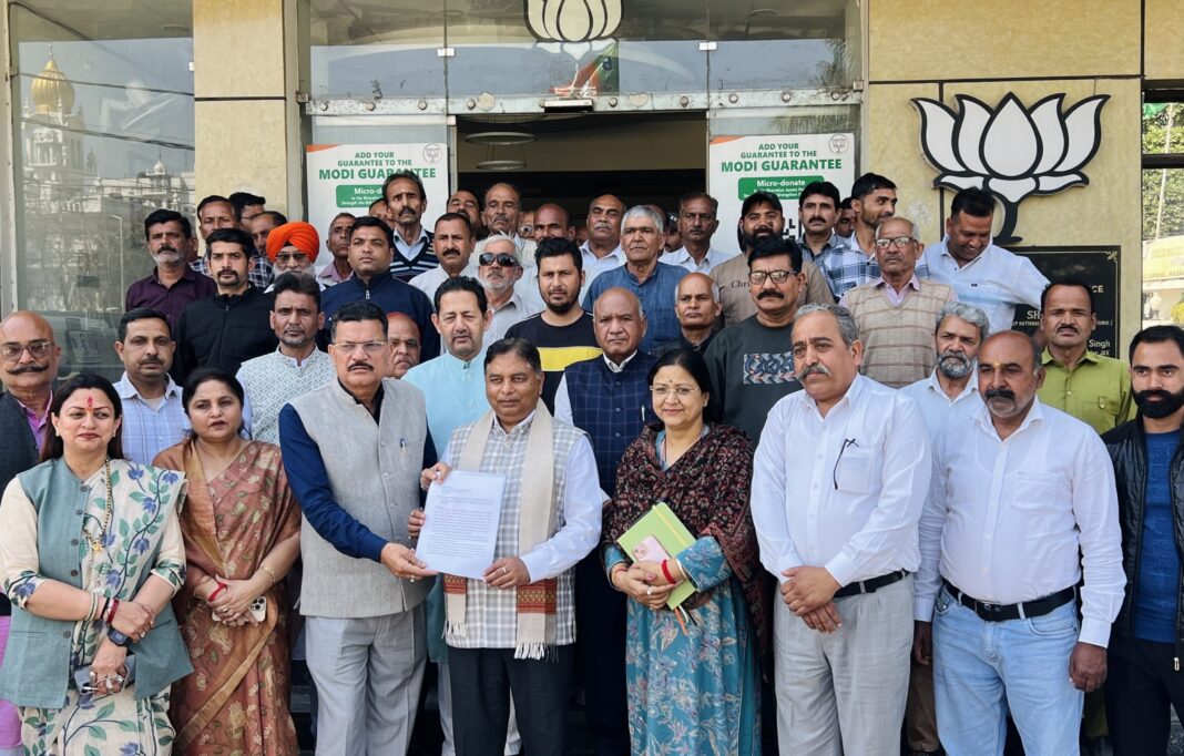 रेलवे ट्रैक पर ओवरब्रिज की मांग तेज! पांच गांवों ने सत शर्मा से की मुलाकात