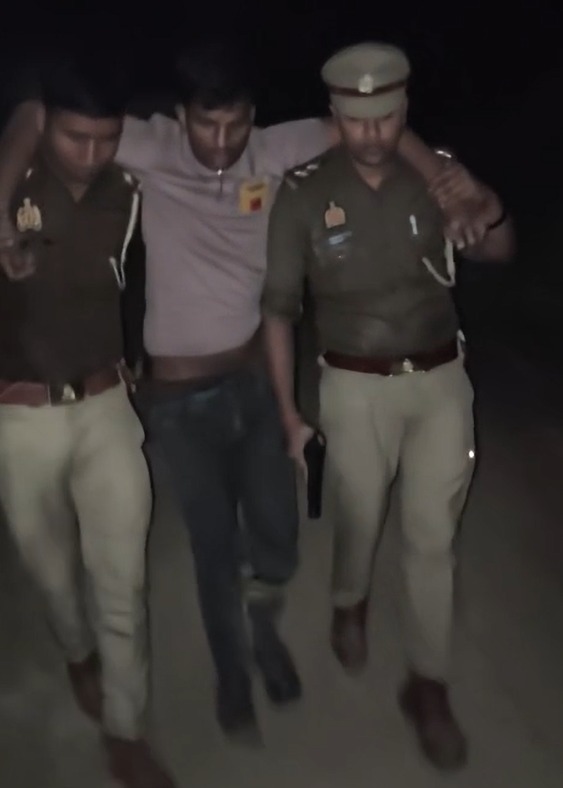 फिरोजाबाद मुठभेड़ में दो लुटेरे गिरफ्तार! एक के पैर में गोली, सिपाही भी घायल