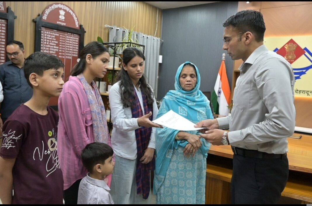 देहरादून में मानवता की मिसाल! विधवा महिला को प्रशासन ने दिया बड़ा सहारा देहरादून में मानवता की मिसाल! विधवा महिला को प्रशासन ने दिया बड़ा सहारा