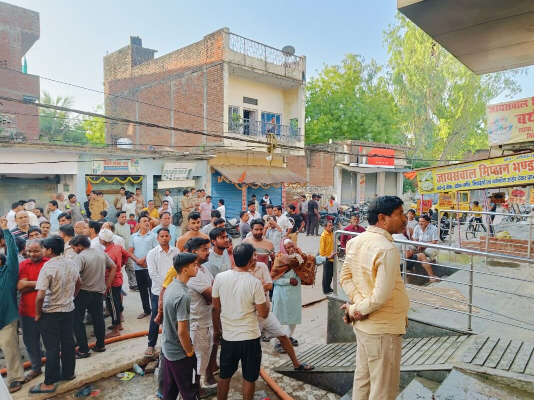 एसबीआई शाखा में भीषण आग: शॉर्ट सर्किट से लाखों का नुकसान, बड़ा हादसा टला एसबीआई शाखा में भीषण आग: शॉर्ट सर्किट से लाखों का नुकसान, बड़ा हादसा टला