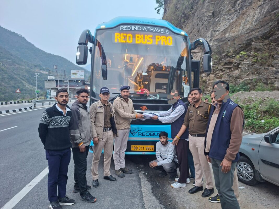 कुल्लू में बड़ा खुलासा: 890 ग्राम चरस के साथ युवक गिरफ्तार, STF की कार्रवाई कुल्लू में बड़ा खुलासा: 890 ग्राम चरस के साथ युवक गिरफ्तार, STF की कार्रवाई