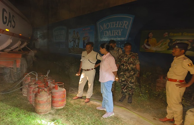 मुजफ्फरपुर में गैस माफिया का बड़ा खुलासा! अवैध रिफिलिंग रैकेट का भंडाफोड़ मुजफ्फरपुर में गैस माफिया का बड़ा खुलासा! अवैध रिफिलिंग रैकेट का भंडाफोड़