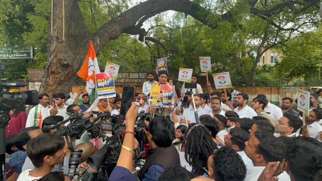 खरगे-खेड़ा विवाद पर युवा कांग्रेस का प्रदर्शन, उदय भानु चिब बोले- डरेंगे नहीं खरगे-खेड़ा विवाद पर युवा कांग्रेस का प्रदर्शन, उदय भानु चिब बोले- डरेंगे नहीं