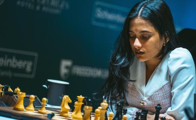 दिव्या देशमुख का कमाल! कैंडिडेट्स टूर्नामेंट में शीर्ष पर पहुंचीं, प्रज्ञानानंद को हार दिव्या देशमुख का कमाल! कैंडिडेट्स टूर्नामेंट में शीर्ष पर पहुंचीं, प्रज्ञानानंद को हार