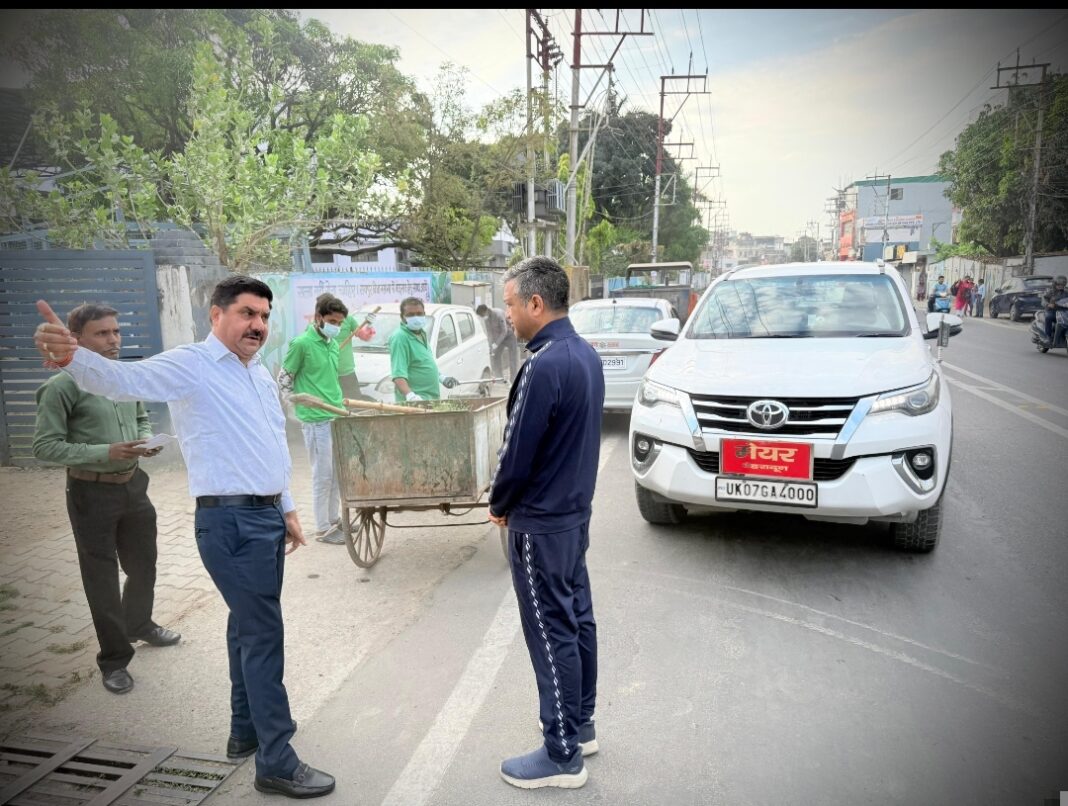 देहरादून में सफाई पर सख्ती! महापौर का औचक निरीक्षण, लापरवाही पर दिए कड़े निर्देश देहरादून में सफाई पर सख्ती! महापौर का औचक निरीक्षण, लापरवाही पर दिए कड़े निर्देश