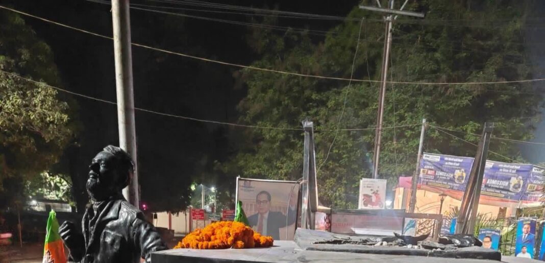 सीवान में बड़ी साजिश नाकाम: जेएनयू नेता चंदू की प्रतिमा तोड़ी, पुलिस हाई अलर्ट सीवान में बड़ी साजिश नाकाम: जेएनयू नेता चंदू की प्रतिमा तोड़ी, पुलिस हाई अलर्ट