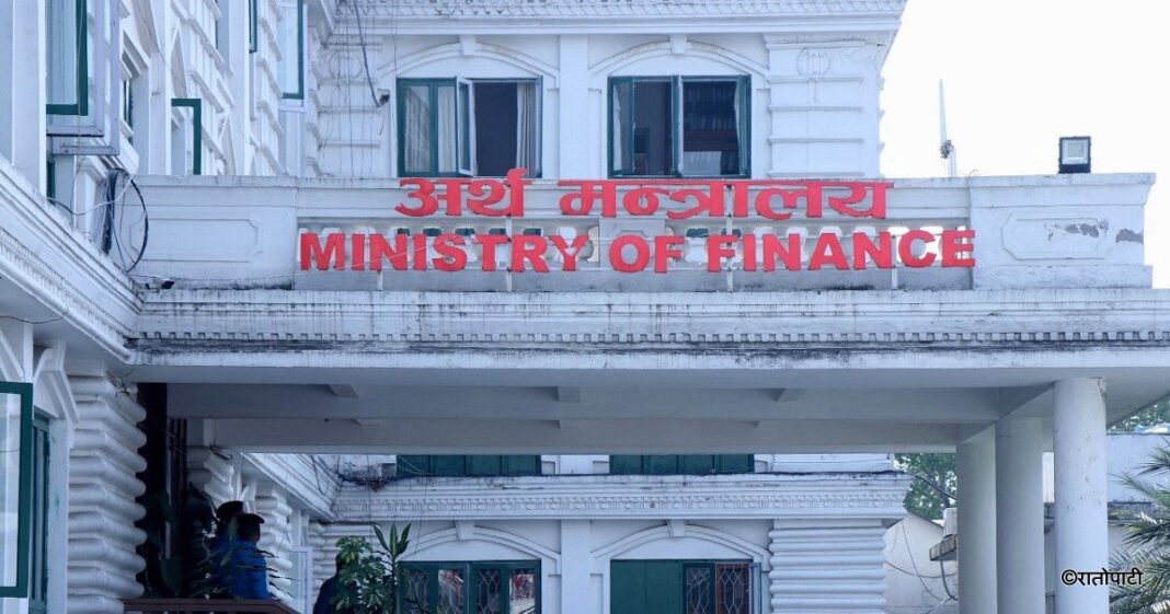 नेपाल में ईंधन संकट का असर! कर्मचारियों के पेट्रोल-डीजल में बड़ी कटौती नेपाल में ईंधन संकट का असर! कर्मचारियों के पेट्रोल-डीजल में बड़ी कटौती