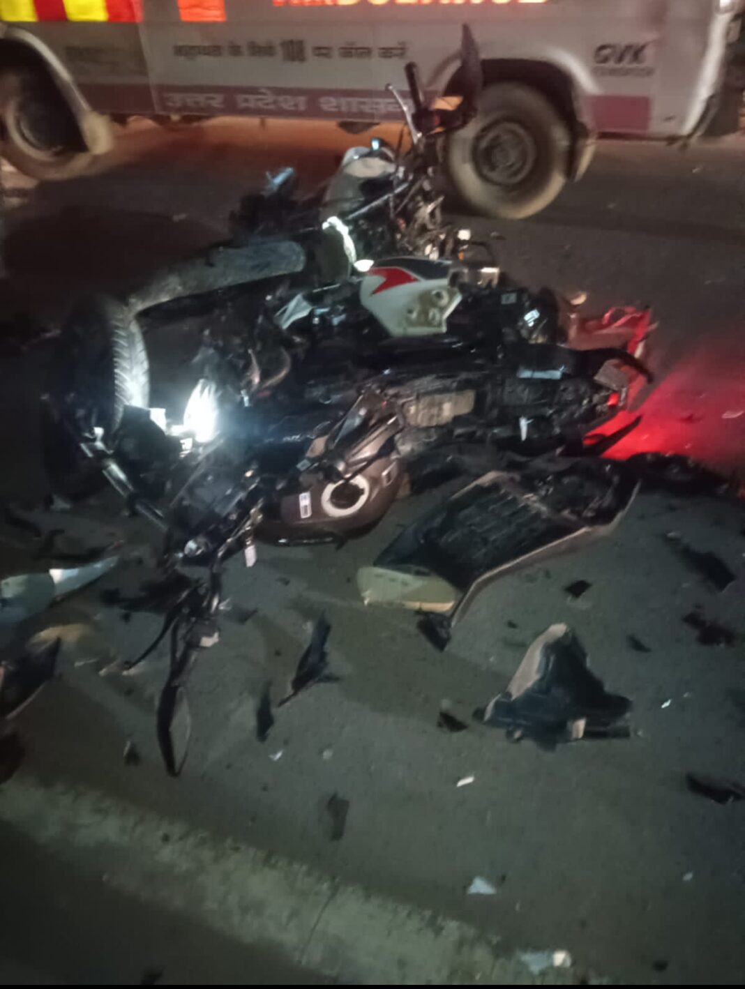 तेज रफ्तार का कहर: दो बाइकों की भिड़ंत में 3 युवकों की मौत, 2 गंभीर तेज रफ्तार का कहर: दो बाइकों की भिड़ंत में 3 युवकों की मौत, 2 गंभीर