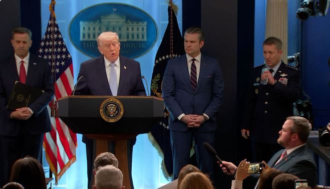 ट्रम्प की बड़ी चेतावनी! ईरान पर एक रात में तबाही का दावा, जानिए पूरा मामला ट्रम्प की बड़ी चेतावनी! ईरान पर एक रात में तबाही का दावा, जानिए पूरा मामला