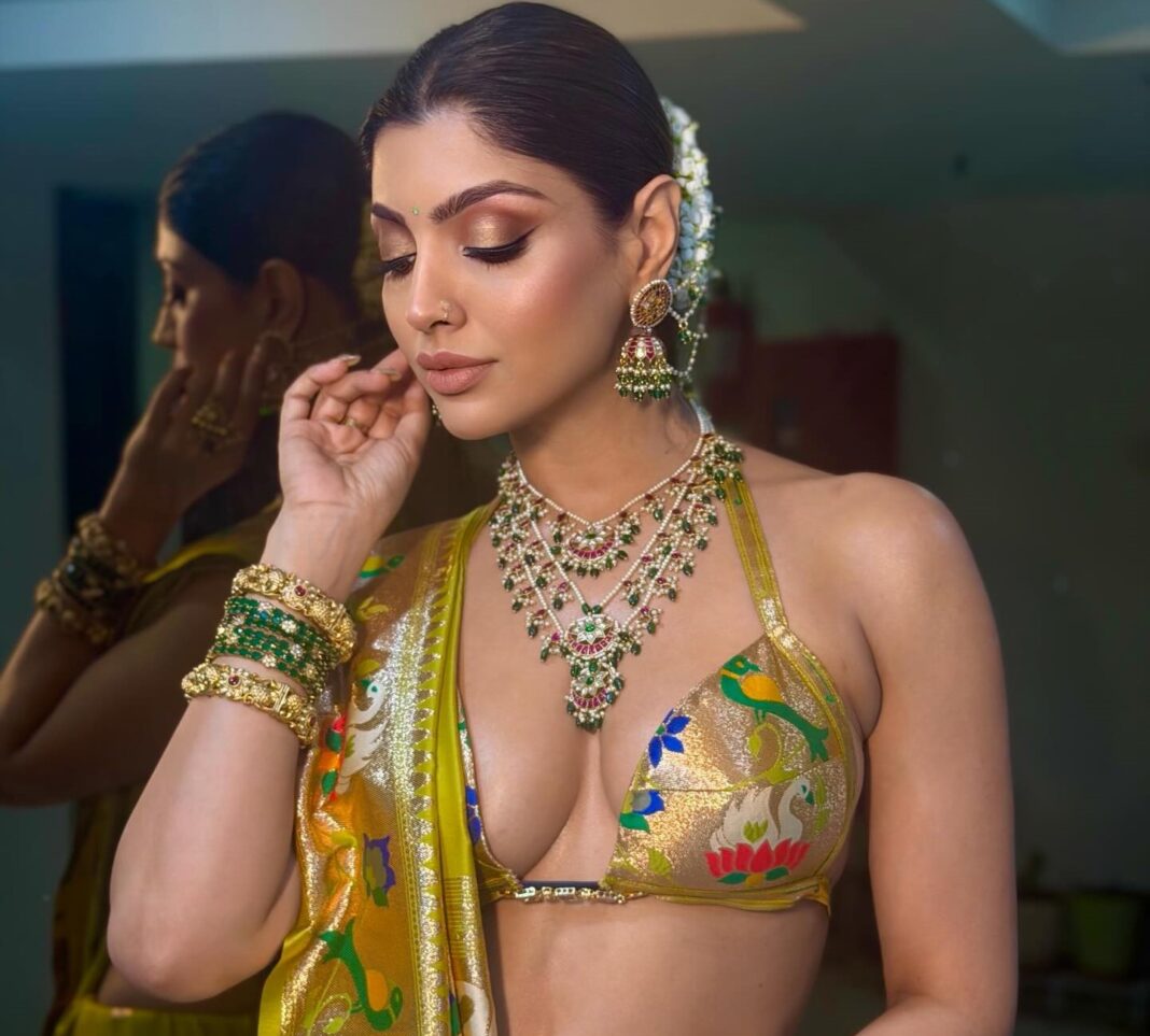 बिकिनी ब्लाउज पर बवाल! 37 साल की एक्ट्रेस को ट्रोल किया गया, जवाब सुनकर रह जाएंगे हैरान बिकिनी ब्लाउज पर बवाल! 37 साल की एक्ट्रेस को ट्रोल किया गया, जवाब सुनकर रह जाएंगे हैरान