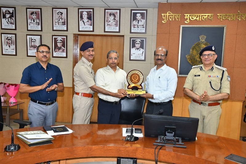 ईमानदारी और संवेदनशीलता ही असली पहचान: डीजीपी मकवाणा ने पुलिस अधिकारियों को दिए अहम संदेश ईमानदारी और संवेदनशीलता ही असली पहचान: डीजीपी मकवाणा ने पुलिस अधिकारियों को दिए अहम संदेश