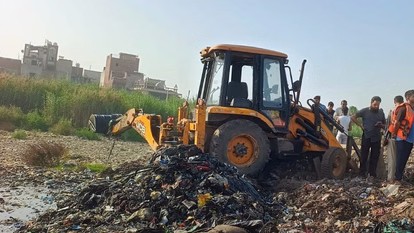 पतंग के पीछे गया मासूम तालाब में गिरा: गाजियाबाद में 7 साल के बच्चे की तलाश जारी पतंग के पीछे गया मासूम तालाब में गिरा: गाजियाबाद में 7 साल के बच्चे की तलाश जारी