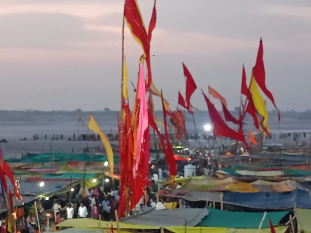 काशी से उमड़ा आस्था का सैलाब! रातभर ‘बधावा’ लेकर शीतला धाम पहुंचे हजारों श्रद्धालु काशी से उमड़ा आस्था का सैलाब! रातभर ‘बधावा’ लेकर शीतला धाम पहुंचे हजारों श्रद्धालु