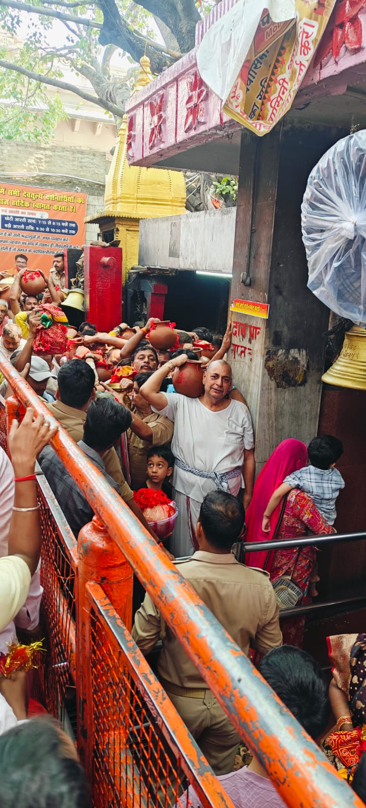 मां विंध्यवासिनी मंदिर में शुरू हुआ घटाभिषेक! दो घंटे चलेगा विशेष अनुष्ठान – जानें पूरी प्रक्रिया मां विंध्यवासिनी मंदिर में शुरू हुआ घटाभिषेक! दो घंटे चलेगा विशेष अनुष्ठान – जानें पूरी प्रक्रिया