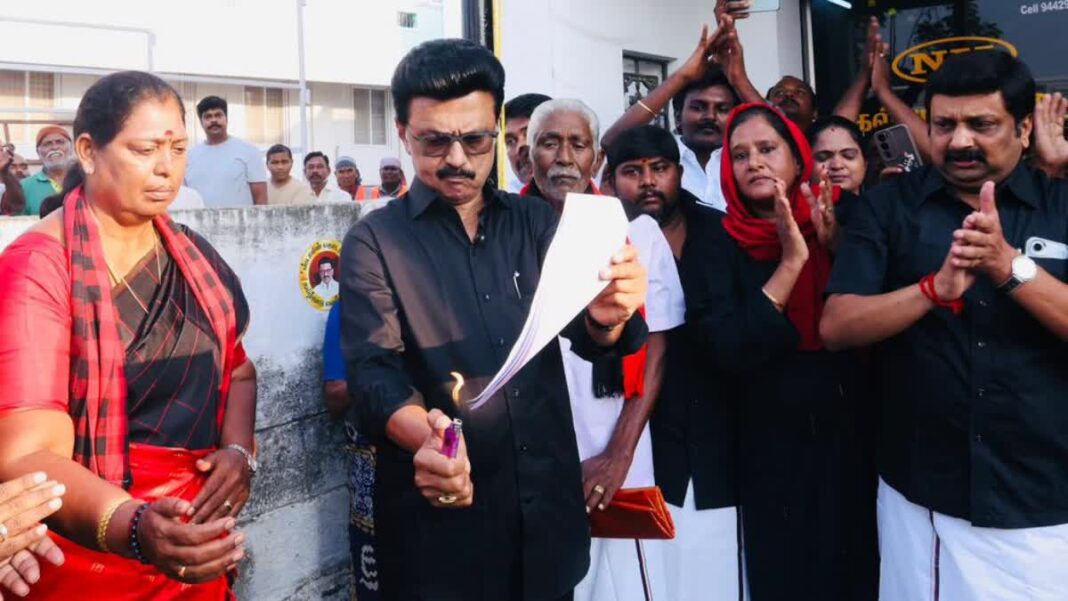 स्टालिन का बड़ा विरोध: परिसीमन विधेयक की प्रतियां जलाईं, तमिलनाडु में बढ़ा सियासी ताप स्टालिन का बड़ा विरोध: परिसीमन विधेयक की प्रतियां जलाईं, तमिलनाडु में बढ़ा सियासी ताप