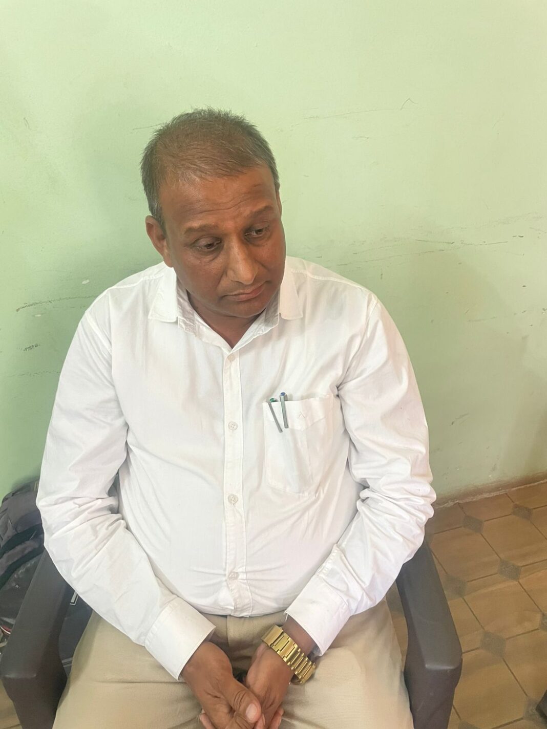 जयपुर में रोडवेज मुख्य प्रबंधक रिश्वत लेते गिरफ्तार, 20 हजार की घूस लेते रंगे हाथ पकड़े गए जयपुर में रोडवेज मुख्य प्रबंधक रिश्वत लेते गिरफ्तार, 20 हजार की घूस लेते रंगे हाथ पकड़े गए