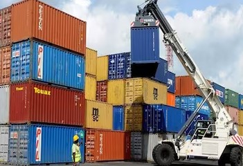 महंगाई से राहत! सरकार ने 40 पेट्रोकेमिकल उत्पाद किए ड्यूटी फ्री – जानें किसे मिलेगा फायदा