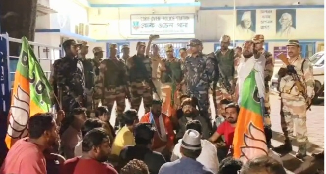 दुर्गापुर में बवाल: भाजपा उम्मीदवार ने थाने का घेराव, जानें पूरा मामला दुर्गापुर में बवाल: भाजपा उम्मीदवार ने थाने का घेराव, जानें पूरा मामला