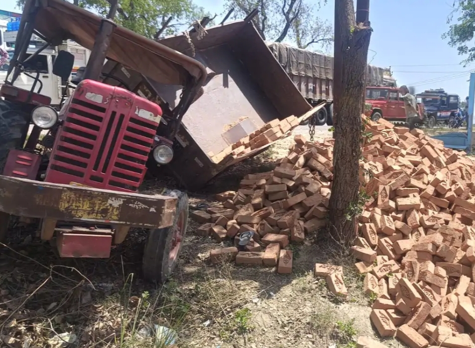 तेज रफ्तार ट्रैक्टर ट्रॉली पलटी: कानपुर में मजदूर की दर्दनाक मौत तेज रफ्तार ट्रैक्टर ट्रॉली पलटी: कानपुर में मजदूर की दर्दनाक मौत