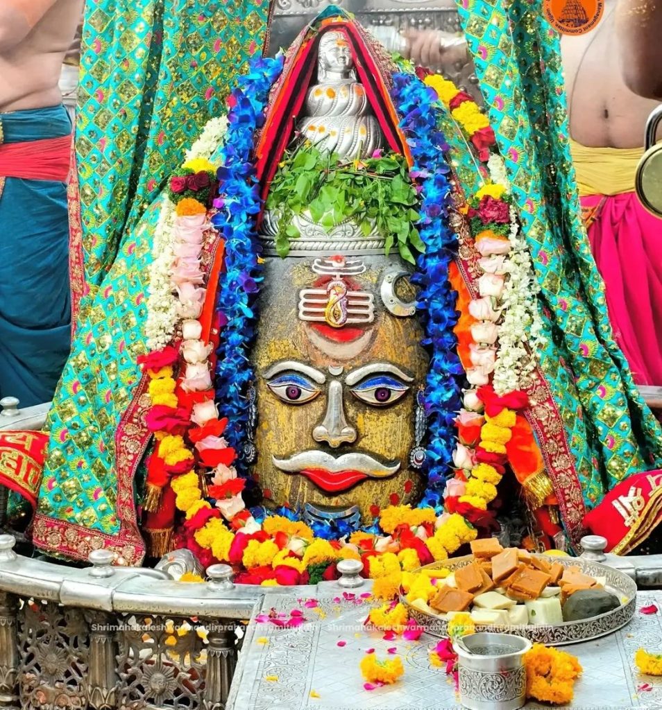 महाकाल मंदिर पहुंचीं सारा अर्जुन: मां के जन्मदिन पर लिया आशीर्वाद, भस्म आरती में हुईं शामिल महाकाल मंदिर पहुंचीं सारा अर्जुन: मां के जन्मदिन पर लिया आशीर्वाद, भस्म आरती में हुईं शामिल