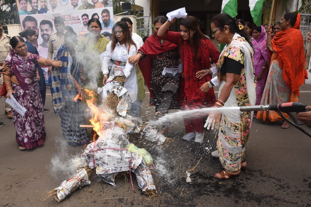 खरगे पर बयान को लेकर महिला कांग्रेस का विरोध, पुतला दहन कर जताया आक्रोश खरगे पर बयान को लेकर महिला कांग्रेस का विरोध, पुतला दहन कर जताया आक्रोश