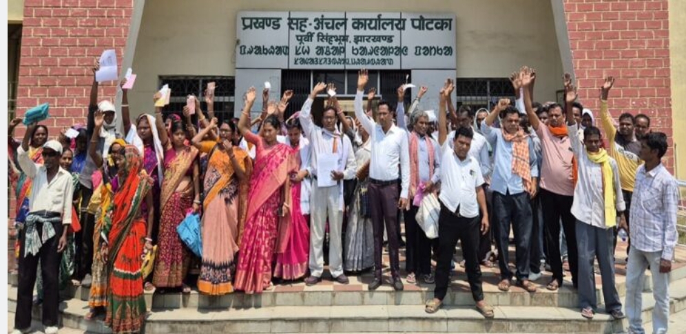 पोटका में राशन को लेकर फूटा गुस्सा: 4 महीने से अनाज नहीं, पीडीएस डीलर पर कार्रवाई की मांग पोटका में राशन को लेकर फूटा गुस्सा: 4 महीने से अनाज नहीं, पीडीएस डीलर पर कार्रवाई की मांग