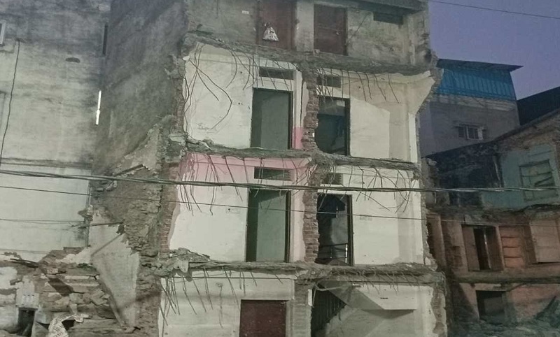 उज्जैन में बड़ा हादसा टला! तीन मंजिला मकान गिरा, लोगों की सूझबूझ से बचीं कई जानें उज्जैन में बड़ा हादसा टला! तीन मंजिला मकान गिरा, लोगों की सूझबूझ से बचीं कई जानें