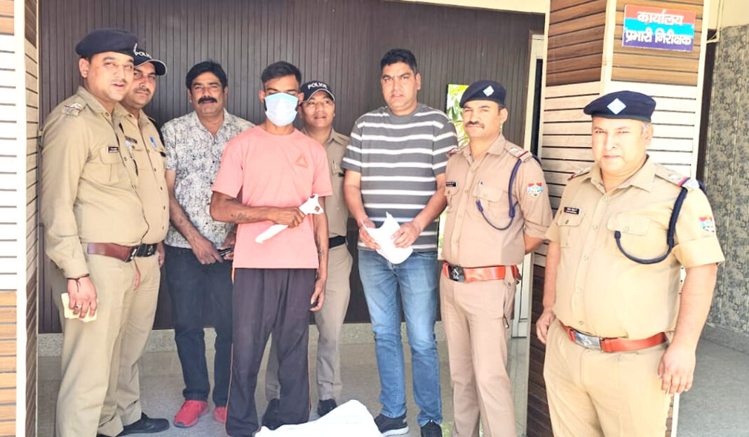 मंदिर सेवादार हत्याकांड का खुलासा: चोरी करने आया युवक बना कातिल, हथौड़ा बना सबूत मंदिर सेवादार हत्याकांड का खुलासा: चोरी करने आया युवक बना कातिल, हथौड़ा बना सबूत