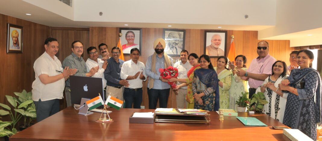 32 साल बाद मिला हक: मंत्री सिरसा ने डीकेवीआईबी कर्मचारियों की बड़ी समस्या सुलझाई 32 साल बाद मिला हक: मंत्री सिरसा ने डीकेवीआईबी कर्मचारियों की बड़ी समस्या सुलझाई