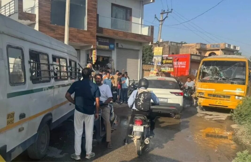 नोएडा में बड़ा हादसा: दो स्कूली बसों की टक्कर, 7 बच्चे घायल नोएडा में बड़ा हादसा: दो स्कूली बसों की टक्कर, 7 बच्चे घायल