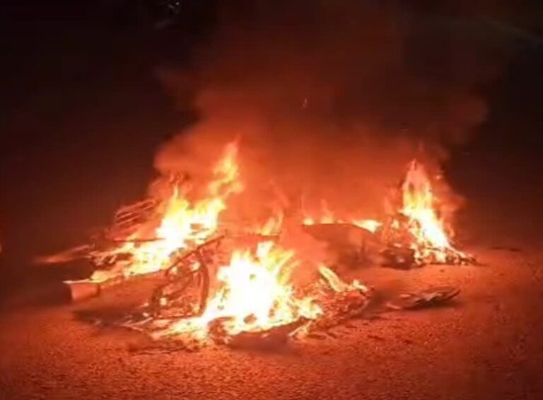 हरिद्वार हादसा: बाइक में लगी आग, दो युवकों की मौके पर दर्दनाक मौत हरिद्वार हादसा: बाइक में लगी आग, दो युवकों की मौके पर दर्दनाक मौत