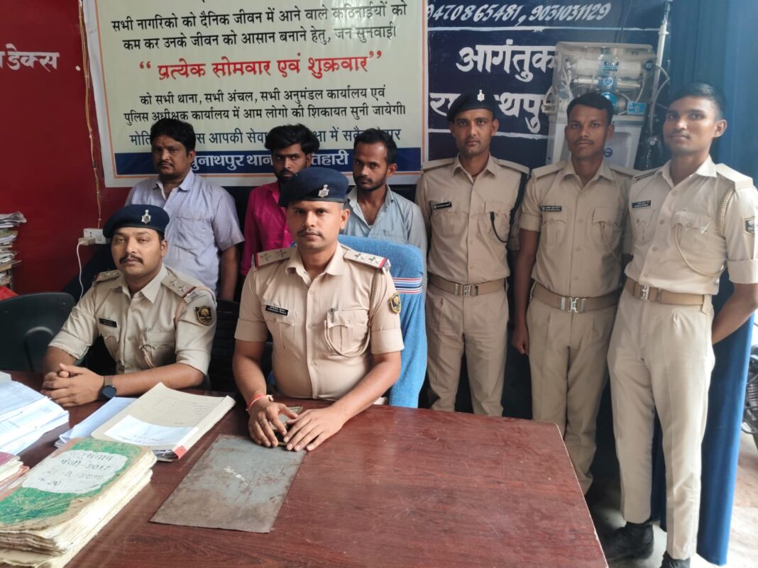 वाहन चोर गिरोह का भंडाफोड़: 3 गिरफ्तार, गैरेज से बरामद हुए चोरी के वाहन वाहन चोर गिरोह का भंडाफोड़: 3 गिरफ्तार, गैरेज से बरामद हुए चोरी के वाहन