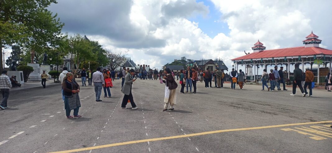 हिमाचल में अप्रैल में भी ठंड का असर: बर्फबारी जारी, 5 जिलों में मौसम अलर्ट हिमाचल में अप्रैल में भी ठंड का असर: बर्फबारी जारी, 5 जिलों में मौसम अलर्ट