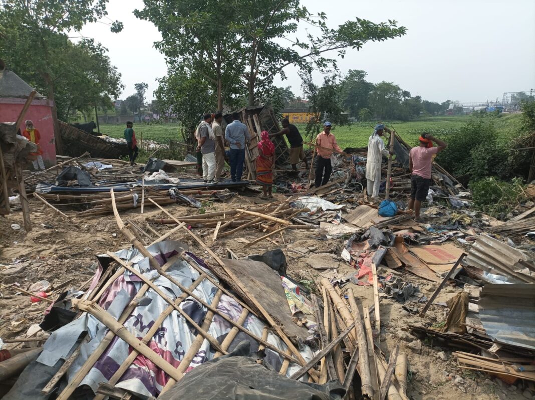 बस में आग के बाद बवाल: 22 लोग हिरासत में, पुलिस की बड़ी कार्रवाई बस में आग के बाद बवाल: 22 लोग हिरासत में, पुलिस की बड़ी कार्रवाई