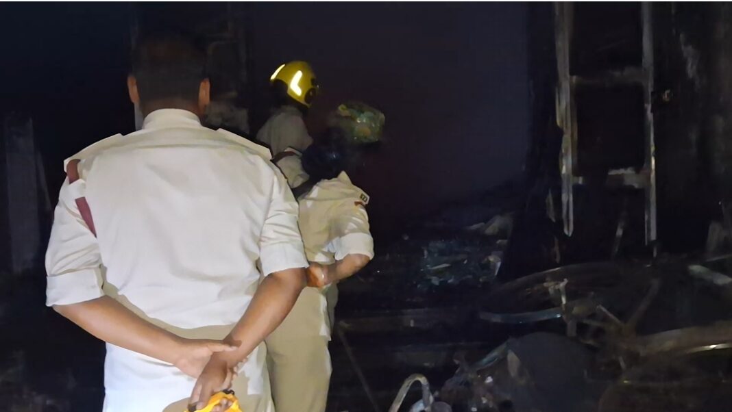 मोहन नगर में भीषण आग! शॉर्ट सर्किट से घर जला, महिला समेत 3 झुलसे मोहन नगर में भीषण आग! शॉर्ट सर्किट से घर जला, महिला समेत 3 झुलसे