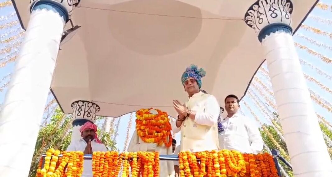 जौनपुर में रवि किशन का बड़ा बयान: बाबा साहब के संविधान ने हर वर्ग को दिया सम्मान जौनपुर में रवि किशन का बड़ा बयान: बाबा साहब के संविधान ने हर वर्ग को दिया सम्मान