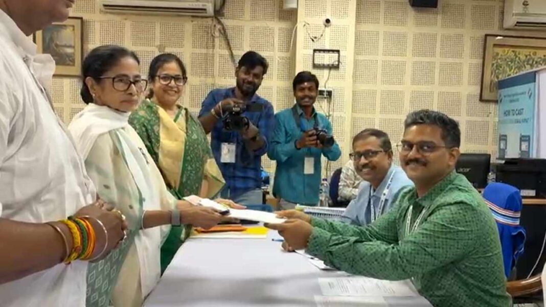 भवानीपुर से ममता बनर्जी का नामांकन: रैली में उमड़ा जनसैलाब, मुकाबला होगा दिलचस्प भवानीपुर से ममता बनर्जी का नामांकन: रैली में उमड़ा जनसैलाब, मुकाबला होगा दिलचस्प